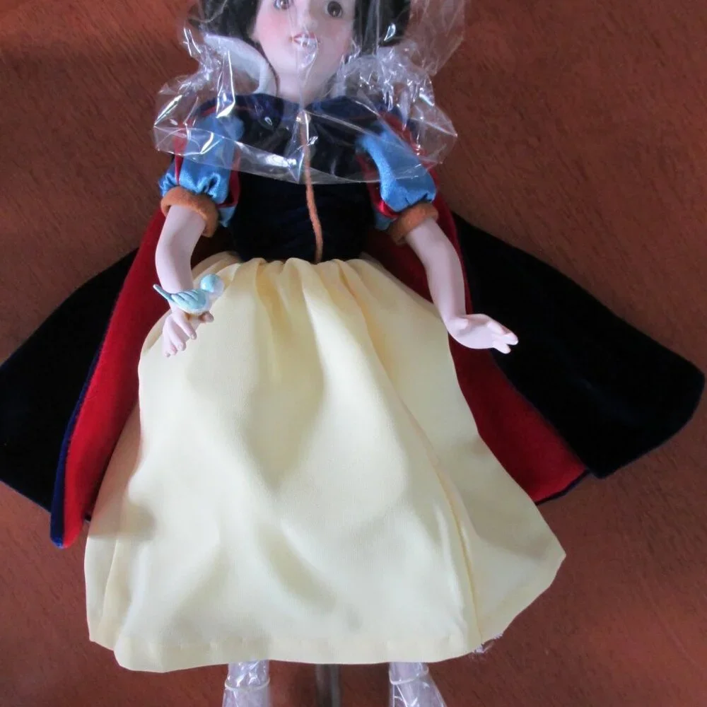 Snow White Porcelain Doll - Picture 10 of 10